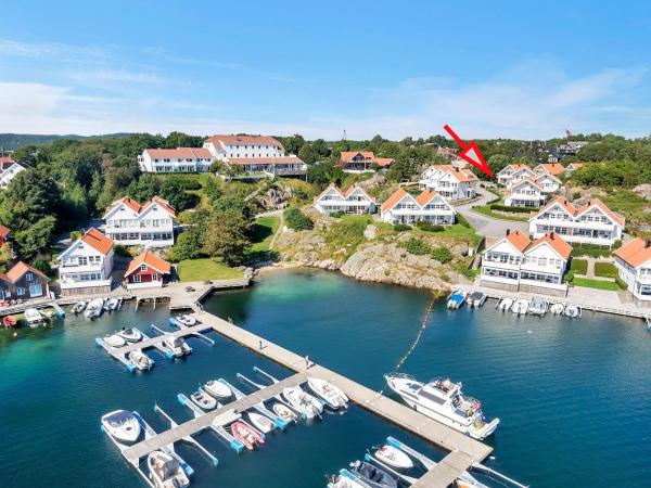 Na zdjęciu widoczny jest obiekt Ferieleilighet med elbil lader, nær sjøen og båtblass położony w mieście Møvik.