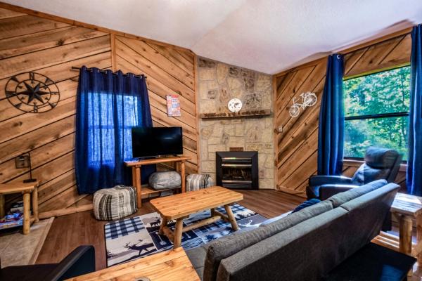 A la foto es mostra l'objecte Romantic Mountain View Cabin W Hot Tub situat a la ciutat de Sevierville.
