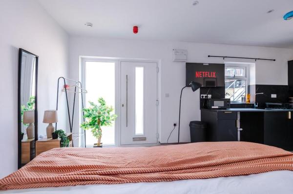 Foto 3: Studio Flat by Brookland Stays Serviced Accommodation Short Lets Birmingham with Free WiFi