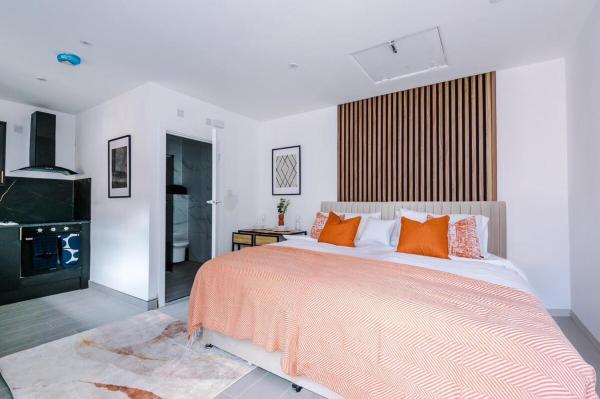 Foto 8: Studio Flat by Brookland Stays Serviced Accommodation Short Lets Birmingham with Free WiFi