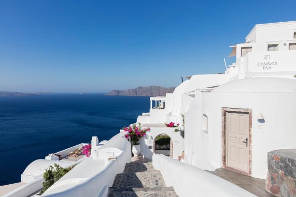 På billedet ses objektet Canaves Ena - Small Luxury Hotels of the World beliggende i byen Oia.