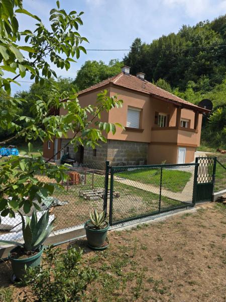 A la foto es mostra l'objecte Premećki konak situat a la ciutat de Čačak.