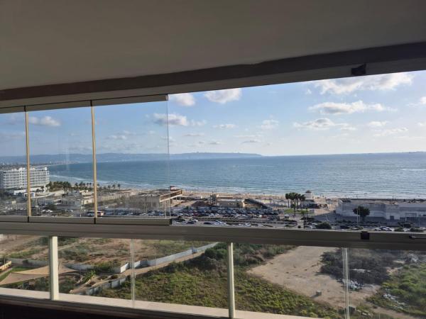 På bilden syns objektet Apartment overlooking the sea som ligger i staden Kefar Masaryk.