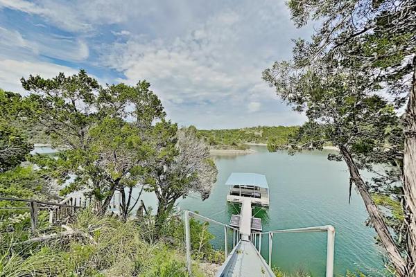 Lakefront Gem: Private Dock Access And Expansive Hill Country Views - Lago Vista, TX