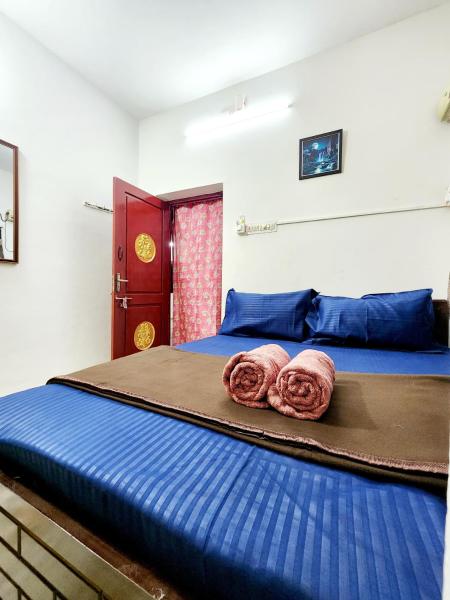 The photo shows the 3B Home Stay'z located in the city of Melūr.