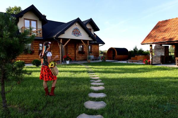Na zdjęciu widoczny jest obiekt Zalipianka agroturystyka w malowanej wsi położony w mieście Żabno.