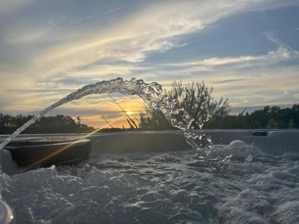 Na zdjęciu widoczny jest obiekt Le Coucher de Soleil Spa położony w mieście Dieupentale.