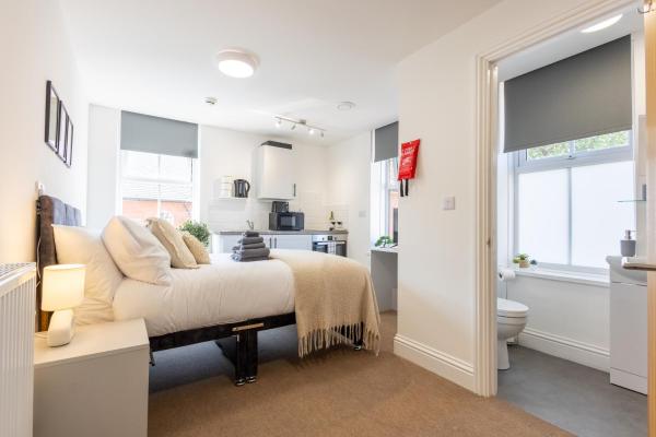 A la foto es mostra l'objecte St James Court Aparthotel situat a la ciutat de Derby.