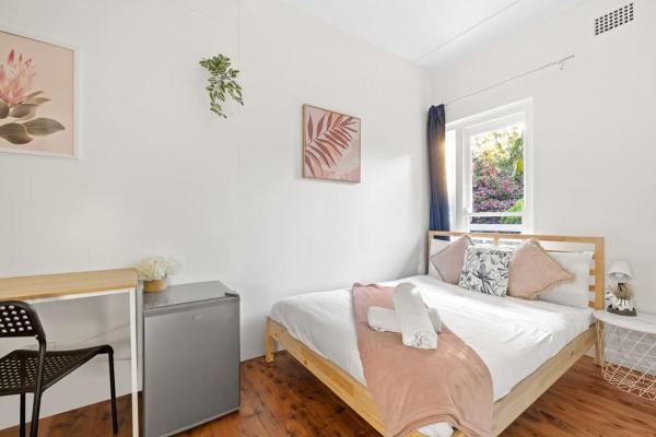 På billedet ses objektet Chic Double Room - Seconds to Transport & Shops at Killara - Shared Bathroom beliggende i byen Killara.