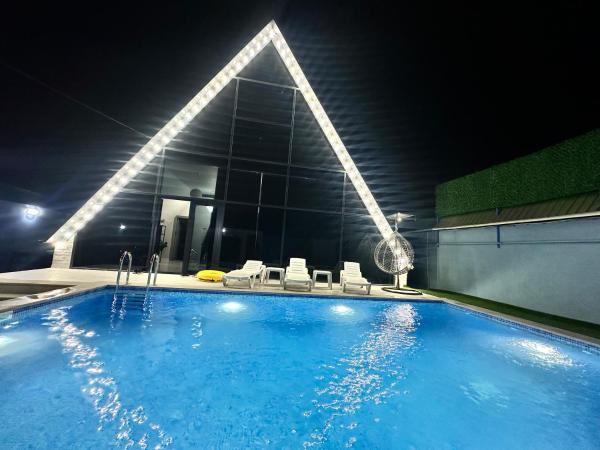 Na foto é possível ver o objeto A-Frame Yaşam localizado na cidade de Talıstan.