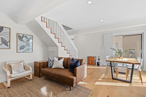 La photo montre l'objet Stylish 2-Bed Home Steps from Henley Beach situé dans la ville de Henley Beach.
