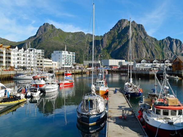 På billedet ses objektet 6 person holiday home in Svolvær beliggende i byen Svolvær.
