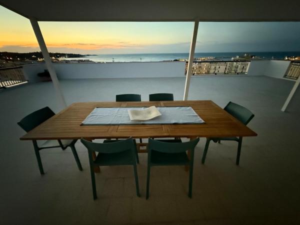 Na fotografii je vidět objekt Terrazza sul Blu nacházející se ve městě Vieste.