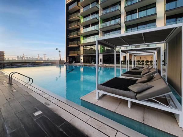 På billedet ses objektet A Signature Living Experience Luxury One-Bedroom in Binghatti Emerald, JVC, Dubai beliggende i byen Dubai.