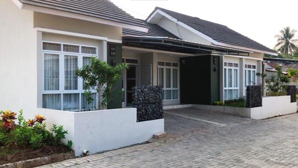 A la foto es mostra l'objecte Shakilla House 6A Syariah Cigalumpit Cianjur situat a la ciutat de Bojong 1.