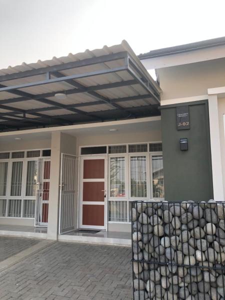 A la foto es mostra l'objecte Shakilla House 6B Syariah Cigalumpit Cianjur situat a la ciutat de Bojong 1.