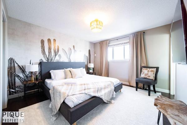A la foto es mostra l'objecte Stylish Chic Home - King Bed - Free Parking & Netflix - Fast Wi-Fi - Long Stays Welcome situat a la ciutat de Edmonton.