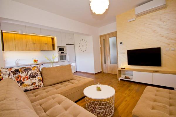 Auf dem Foto ist das Objekt Apartment Center 400m, Free Parking, Mountain View in der Stadt Bjeliši zu sehen.