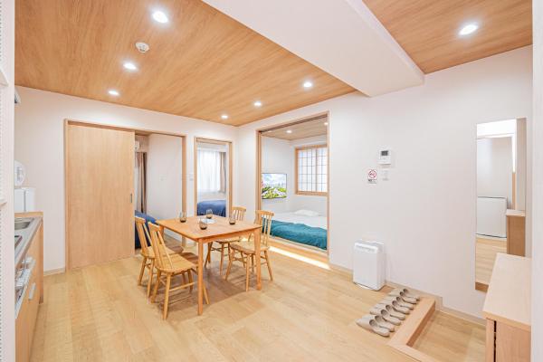 照片显示了位于Wada市的Okamoto Akihabara guest house elevator , wash machine, private bathroom物件。