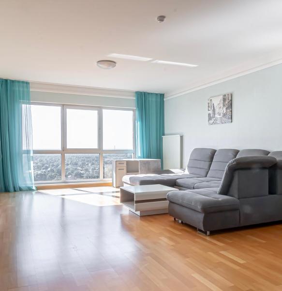 A la foto es mostra l'objecte Panorama Riga 25th Floor Spacious Apartment Free Parking situat a la ciutat de Riga.