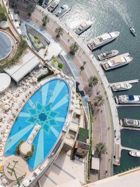 Na zdjęciu widoczny jest obiekt Upgraded Luxury Studio Apartment - Marina View - 5-Star Hotel Amenities położony w mieście Dubaj.