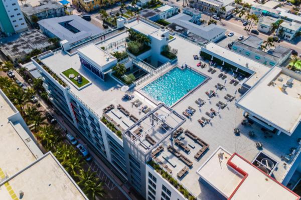 Condo With 1 Bedroom Terrace And Hot Tub - Sunrise, FL
