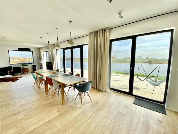 Na zdjęciu widoczny jest obiekt Lake Beach Villa Mazury położony w mieście Kałduny.
