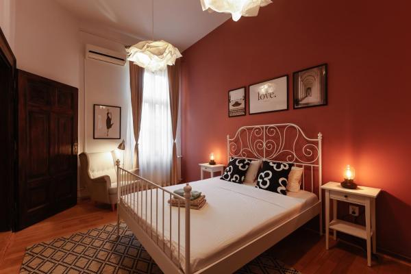 På billedet ses objektet Savoya Flat in the City Center beliggende i byen Timişoara.