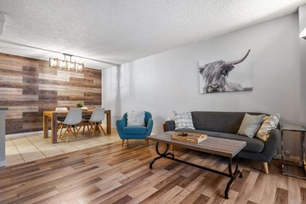 写真にはカルガリー市にあるCozy & Spacious 2BR in Downtown very close to Stampede and 17th Ave with Parking and ACが写っています。