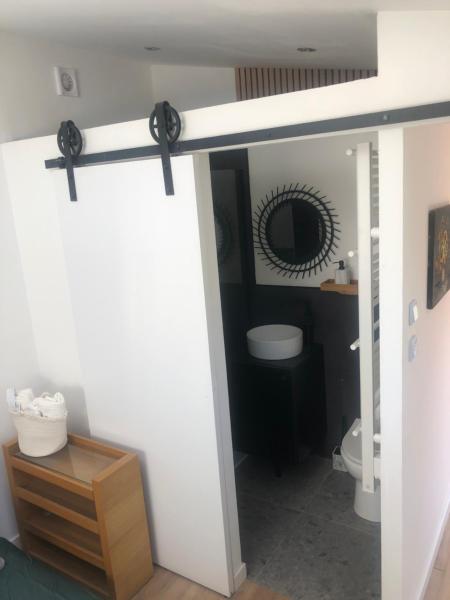 På billedet ses objektet Bluebell cottage beliggende i byen Néré.