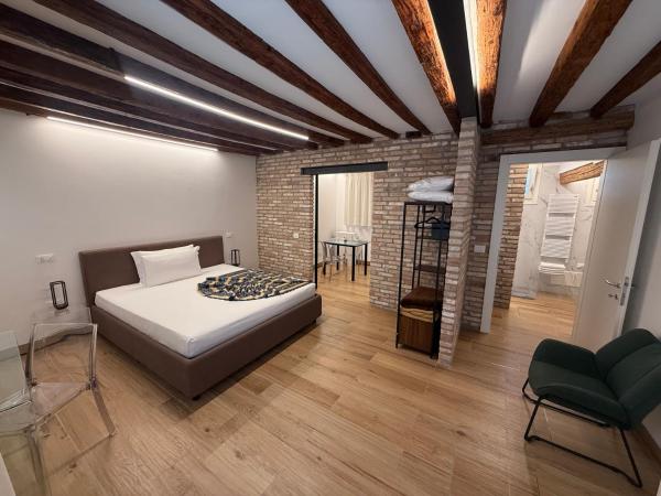 På billedet ses objektet Loft for couples close to the Ghetto beliggende i byen Venedig.