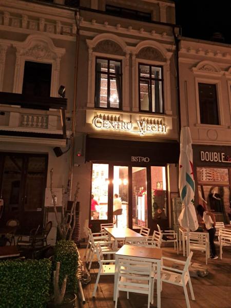 The photo shows the Bistro Centru Vechi Craiova located in the city of Canalu.