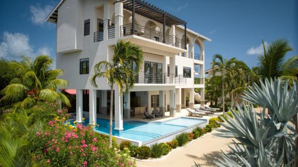 A la foto es mostra l'objecte NEW 3 Story Waterfront 4Bedroom Villa with Amazing Sunset Mountain Views situat a la ciutat de Maya Beach.