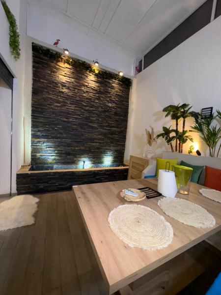 Na zdjęciu widoczny jest obiekt Dezess Superbe Duplex haut standing à Guéliz en plein centre ville de Marrakech prêt d'une rue très animée avec terrasse et fontaine murale dépôt de garantit obligatoire położony w mieście Marrakesz.