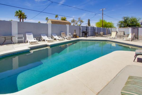A la foto es mostra l'objecte Ultimate Phoenix Group Getaway: Patio + Pool! situat a la ciutat de Phoenix.