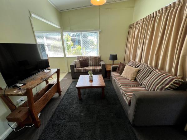 The photo shows the Coconut Palms Unit 1 located in the city of Scarness.