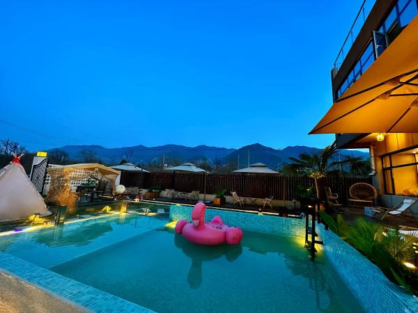På billedet ses objektet Qingqian Guanshan Swimming Pool Private Hot Spring B&B beliggende i byen Weinan.