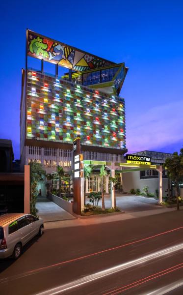 Na fotografii je vidět objekt MaxOneHotel Tidar Surabaya nacházející se ve městě Kandangsapi.