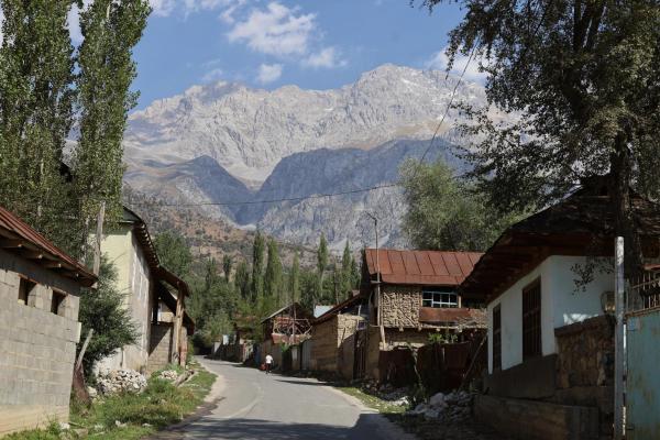 Na fotografii je vidět objekt Light of Heart Homestay nacházející se ve městě Arslanbob.