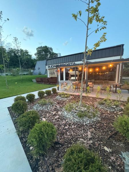 Na fotografii je vidět objekt Apartments & Event Center Rudnik Sporta Vrdnik nacházející se ve městě Zmajevac.