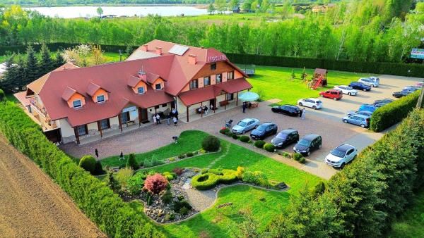 Na zdjęciu widoczny jest obiekt Nocleg Hotel Nad Stawami położony w mieście Brzostek.