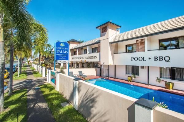 A la foto es mostra l'objecte Cairns City Palms situat a la ciutat de Cairns.
