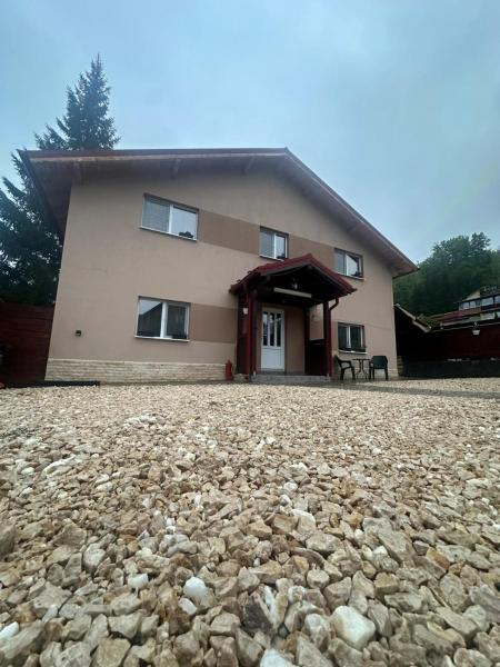 A la foto es mostra l'objecte Azuga Home situat a la ciutat de Azuga.