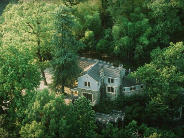 The photo shows the Liuchunwu Resort in Tianmu Mountain located in the city of Dashan.