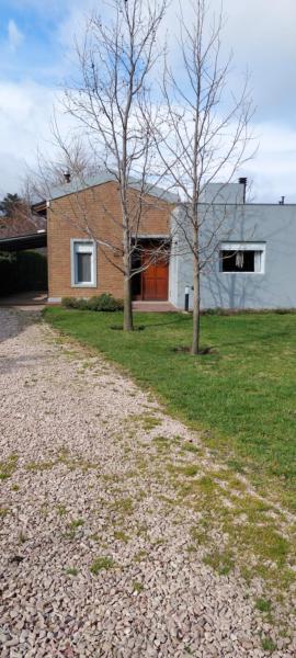 Na zdjęciu widoczny jest obiekt Casa Hausen położony w mieście Sierra de la Ventana.