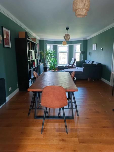 A la foto es mostra l'objecte Modern Three-Bedroom Apartment in Leafy West End with Private Parking situat a la ciutat de Partick.