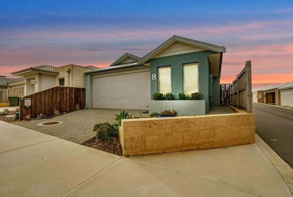 The photo shows the Seascape Beach House Retreat located in the city of Falcon.