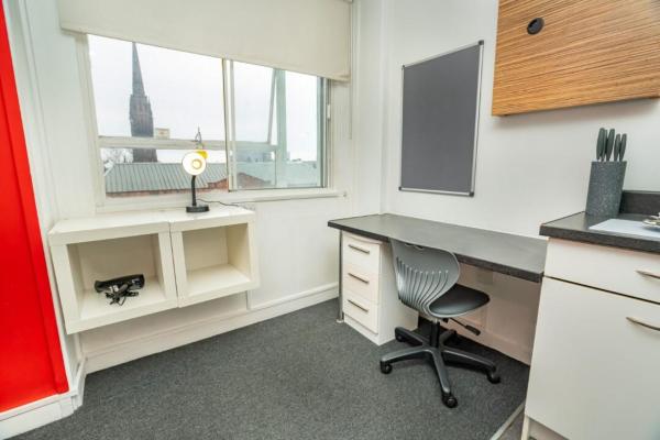 写真にはコベントリー市にあるBright & Roomy Central Coventry Budget Studioが写っています。