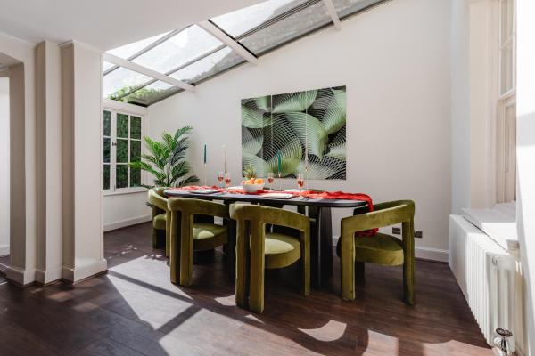 Design Haven! Big Group-Friendly 4BR City Escape in Waterloo's Coolest Corner, Лондон