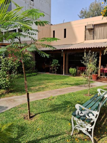 På bildet vises objektet Villas Del Sol Bed & Breakfast som ligger i byen Monterrico Chico.